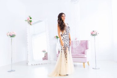 Büyük beyaz odadaki kanepe, klasik avize ve harika ayna. Y