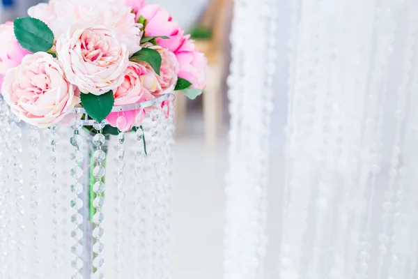 Hermoso ramo de peonías rosadas en un soporte con transparente —  Fotos de Stock