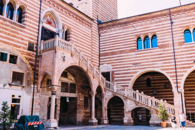 binaya lider kemerli taş merdivenle. d içeren sütunlar