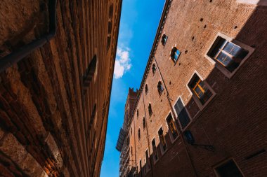 İki tuğla binalar birbirine yakın yer almaktadır. birçok pencere
