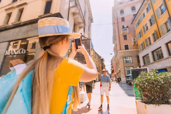 Верона, Италия - 4 июля 2018 года Девушка в канотье держит телефон — стоковое фото