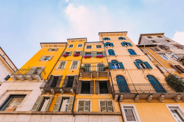 Verona, italien - juli 4, 2018 hell bunte fassade des alten europ — Stockfoto