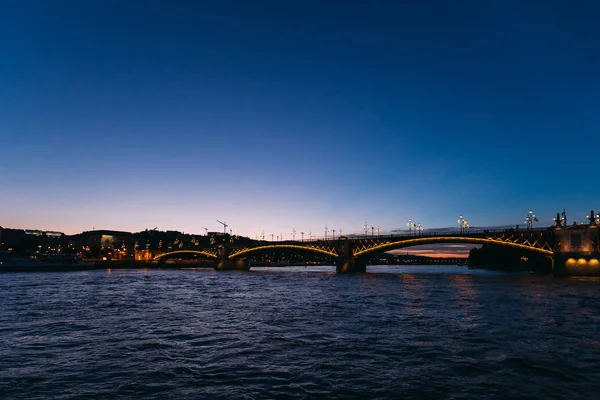 Budapest, Magyarország-Duna híd. Twilight. a fény a — Stock Fotó