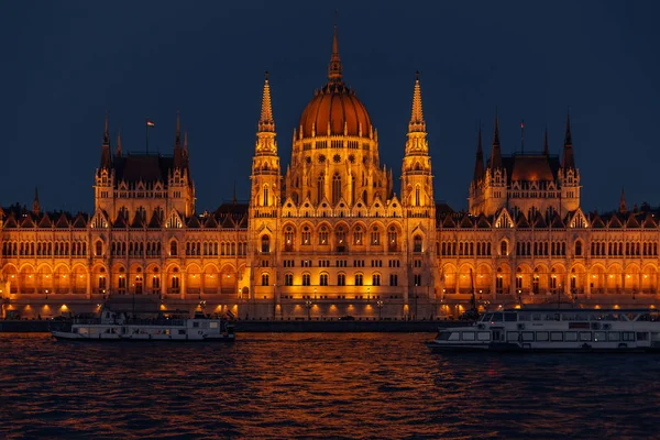 A magyar Parlament épülete a Duna, b — Stock Fotó