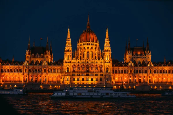 Budapest, Hungría - 2 de julio de 2018 Edificio del Parlamento en el banco — Foto de Stock