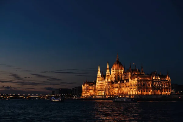 Budapest, Hungría - 2 de julio de 2018 Edificio del Parlamento en el banco — Foto de Stock