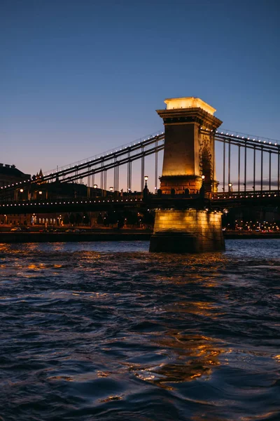 Kő támogatja a Duna híd. Nézd a hajóról. si — Stock Fotó