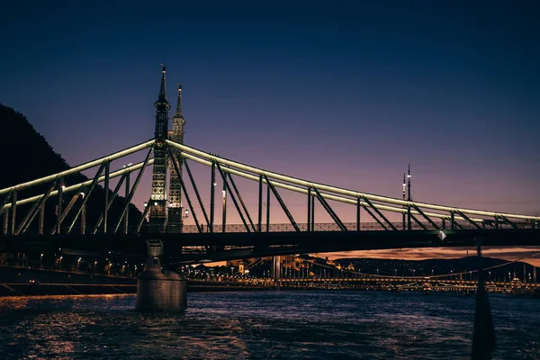Plan rapproché du support du pont. éclairage du pont. silhouette — Photo