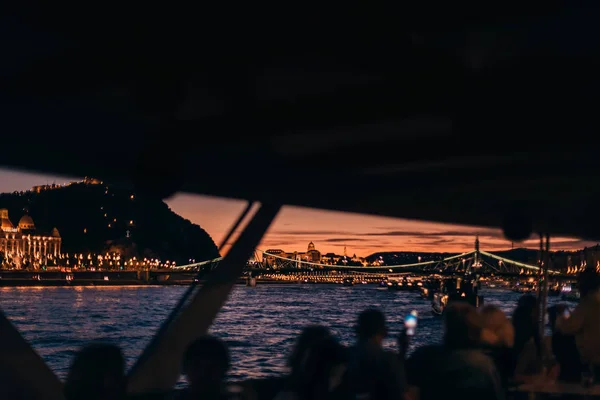 Budapest, Hongrie - 2 juil. 2018 Les gens sur le bateau ont une vue o — Photo