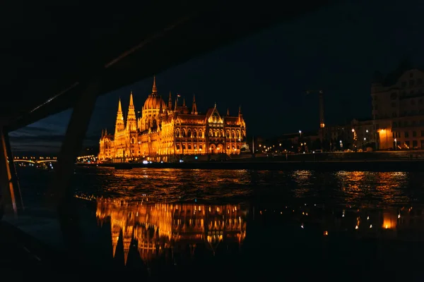 Budapest Parlament magyarországi este a Dunán. Vie — Stock Fotó