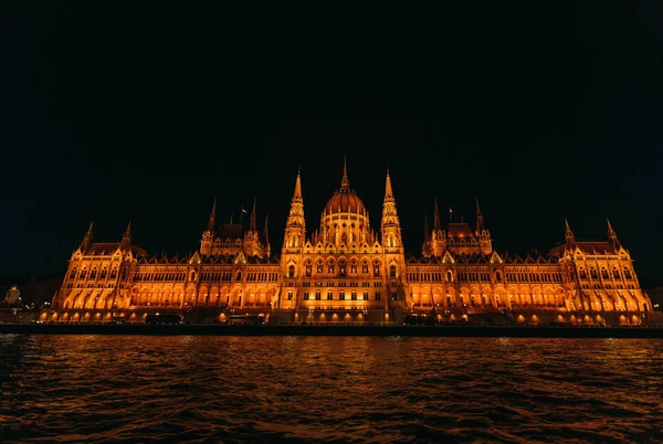 Budapest Parliament in Hungary at night. ripple on the river wat — Stock Fotó