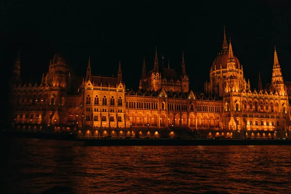 Budapest, Hongrie - 2 juil. 2018 Budapest Parlement en Hongrie a — Photo