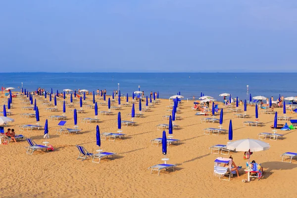 Lignano Sabbiadoro İtalya - 3 Temmuz 2018 kumlu plaj şemsiye ile — Stok fotoğraf