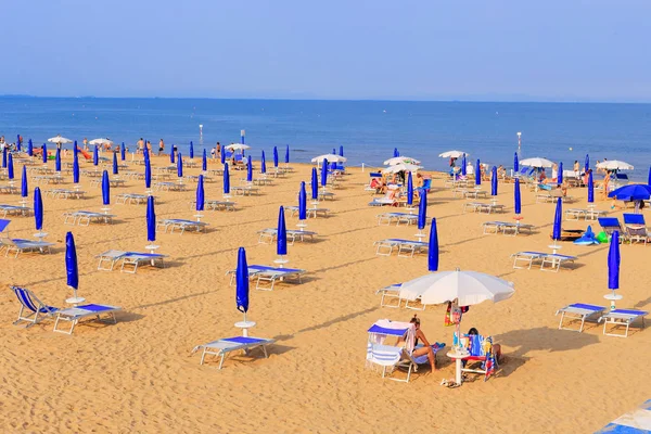 Lignano Sabbiadoro İtalya - 3 Temmuz 2018 kumlu plaj şemsiye ile — Stok fotoğraf