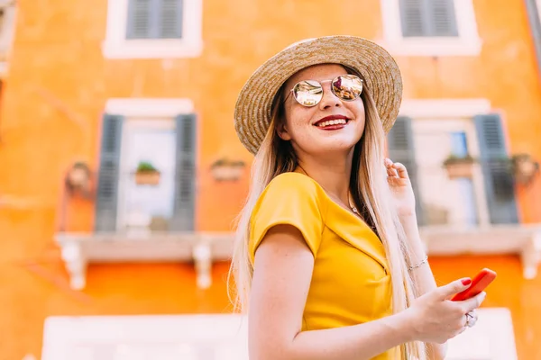 Девушка крупным планом с веснушками в солнцезащитных очках и лодке. девушка улыбается — стоковое фото