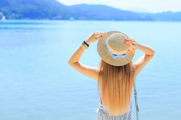 Młoda kobieta relaksująca się nad pięknym jeziorem, pomysł na wakacje. dziewczyna h — Zdjęcie stockowe
