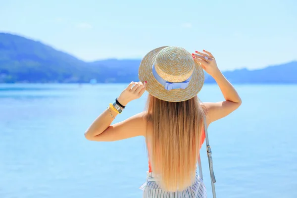 Bergsee. Mädchen bewundert Ansichten und hält Händchen auf dem Boot — Stockfoto