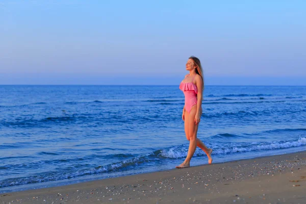 Increíble chica en un traje de baño rosa con un hermoso wal cuerpo deportivo —  Fotos de Stock