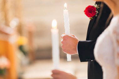 yeni evliler düğün töreni sırasında düğün mumlar elinde tutan