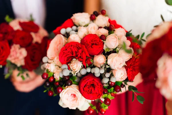 Подружки і бабці тримають букети красивих троянд — стокове фото