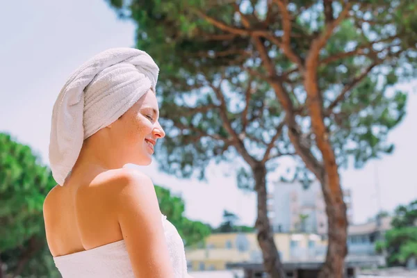 La fille aux taches de rousseur ferma les yeux sur le balcon, bain towe — Photo