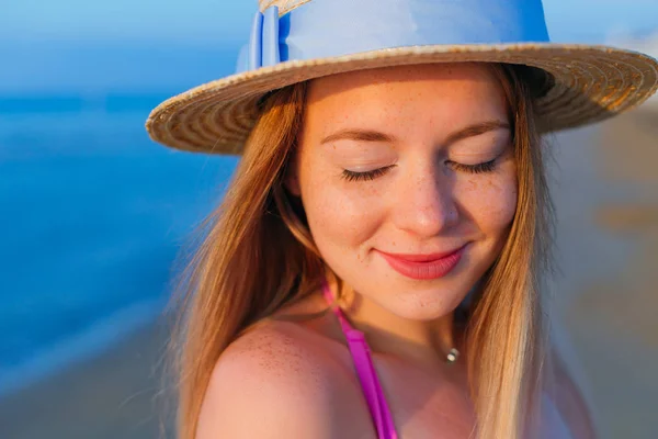 Retrato de menina com sardas fechou os olhos. Barqueiro elegante — Fotografia de Stock