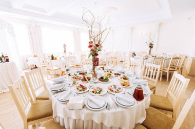 düğün töreni. Konuklar bekliyor ayarla tablo. yiyecek ve içecekler