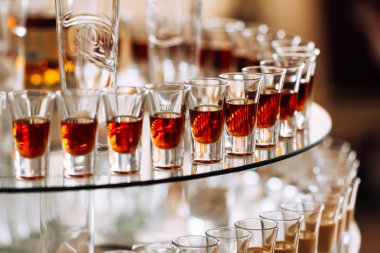 alkol kadehler ve düğün açık büfe sekmesinde şarap gözlük içecekler