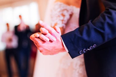 yeni evliler elleri. Gelin ve Damat Düğün dansı. yakın çekim