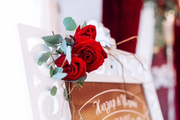 Дерев'яна дошка з написом і червоними трояндами. крупним планом — стокове фото