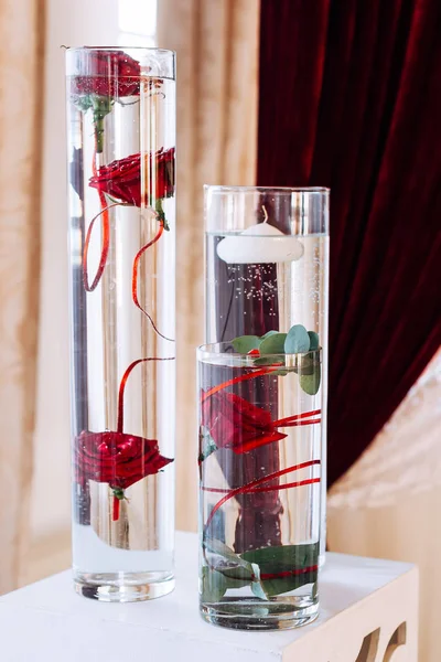 Оригінальна весільна квіткова прикраса. прозора ваза з квіткою — стокове фото