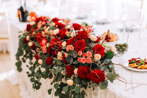 Ślub dekoracja kwiatowy stół. stół dla nowożeńców. kwiat a — Zdjęcie stockowe