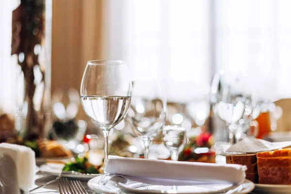Sklenice s alkoholem na stole pro hosty. Svatební stůl — Stock fotografie