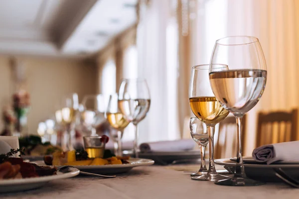 Bicchieri nel ristorante. bicchiere da vino con bevanda. tavolo per gli ospiti — Foto Stock
