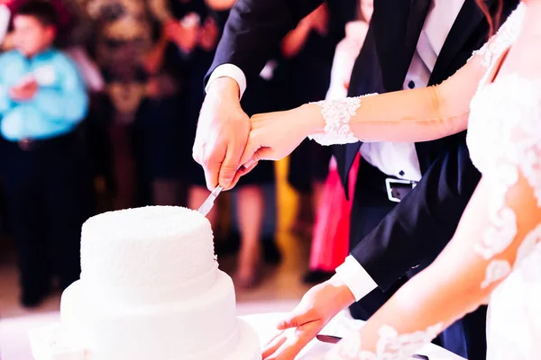Una novia y un novio están cortando su pastel de bodas. Boda. descanso —  Fotos de Stock