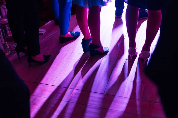 A close-up of the legs of the wedding guests. wedding hall with — Stock Photo, Image