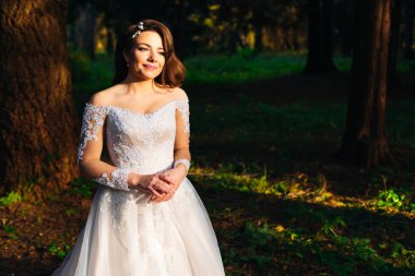 Dantelli gelinliğiyle çok güzel bir gelin 