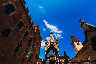 İtalya, Verona 'daki Scaliger' ların mezarı. Kuleleri olan binalar