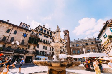 Piazza delle Erbe görünümünü. anıt ve Çeşme. binalar 