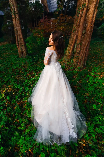 Menina em um vestido de casamento branco chique com um penteado perto do metro — Fotografia de Stock