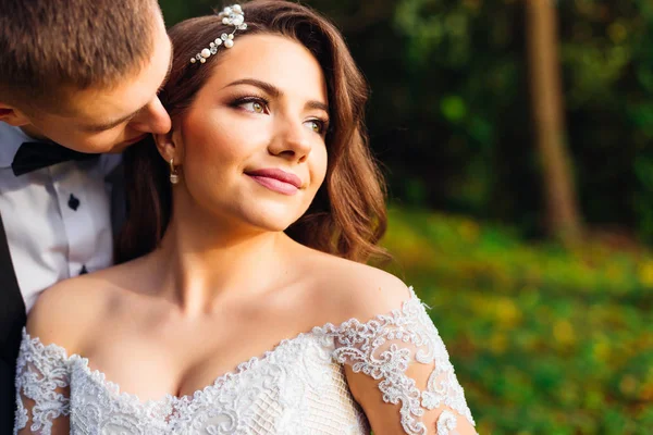 Close-up of the groom who wants to kiss her bride. bride with be — Stock Photo, Image