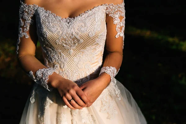 Zbliżenie białej sukni ślubnej z koronką. obrączka ślubna — Zdjęcie stockowe