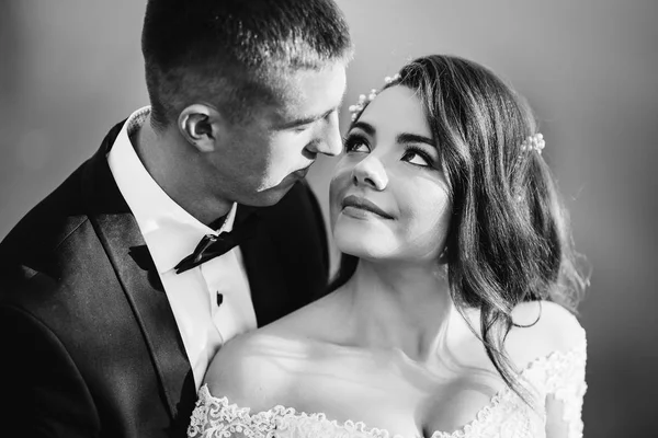 Bräutigam im Anzug mit Fliege. Braut mit schönem Make-up und Haaren — Stockfoto
