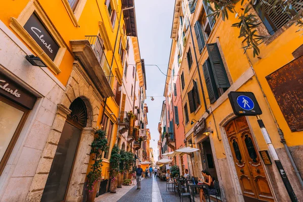 Verona, italien - 4. juli 2018 gemütliche enge straße zwischen zwei gebäuden — Stockfoto