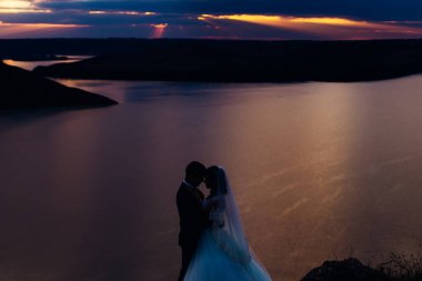 güzel gün batımı Nehri. yeni evliler birbirlerine kucaklayan 