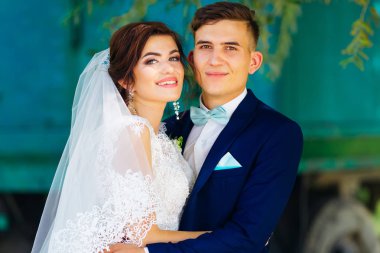 şık elbise ve gelin peçe gelin. kucaklamak yeni evli ve görünümlü bir