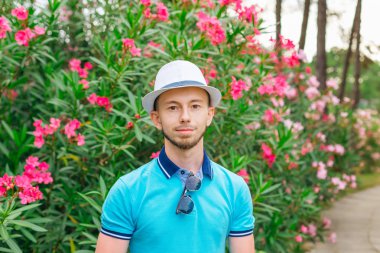 Kayıkçı sakallı bir adam kameraya bakıyor.