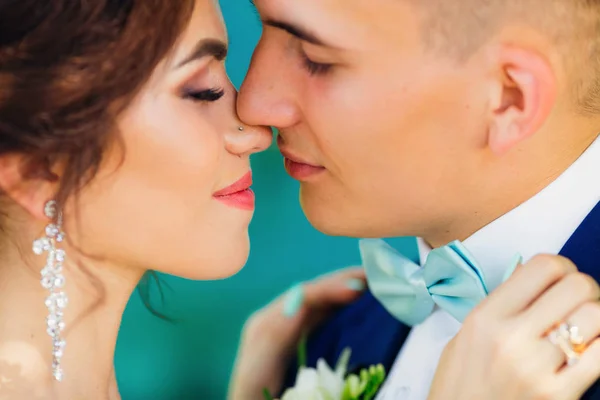 Visages rapprochés de jeunes mariés. fermé les yeux et veulent embrasser — Photo