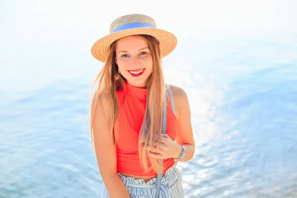 Menina com sardas em roupas elegantes e boater sorrisos e olhar — Fotografia de Stock