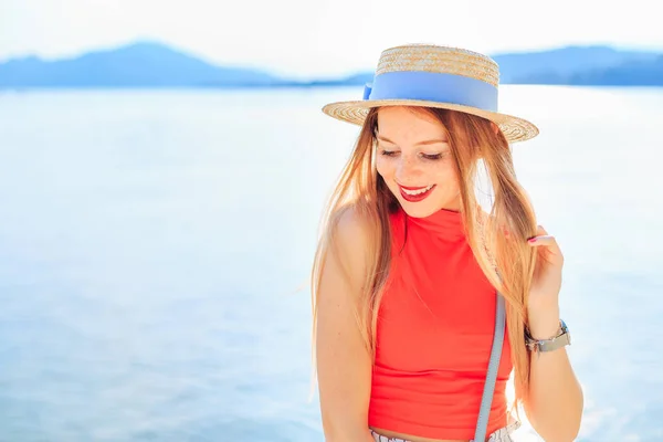 Girl with freckles in boater smile. lake and mountains in the ba — Stock Photo, Image